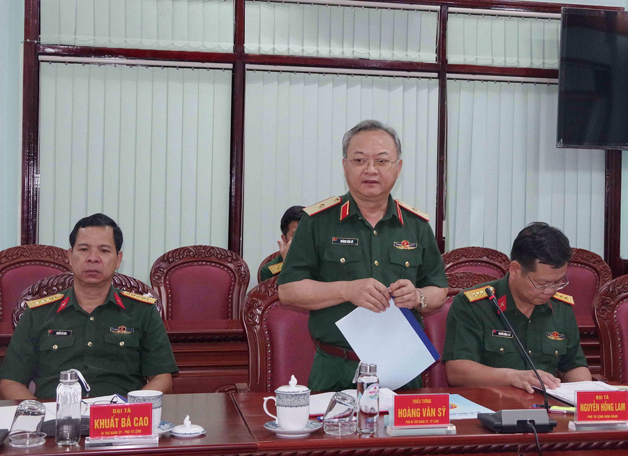 Thiếu tướng Hoàng Văn Sỹ-Tư lệnh Binh đoàn 15 trao đổi tại buổi làm việc. Ảnh: N.S thieu-tuong-hoang-van-sy-tu-lenh-binh-doan-15-phat-bieu-tai-buoi-lam-viec.jpg