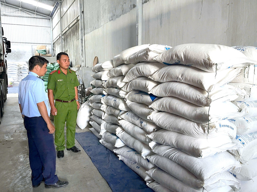 Số bao đường không có hóa đơn, chứng từ bị lực lượng chức năng thu giữ. Ảnh: ĐVCC img-7756.jpg