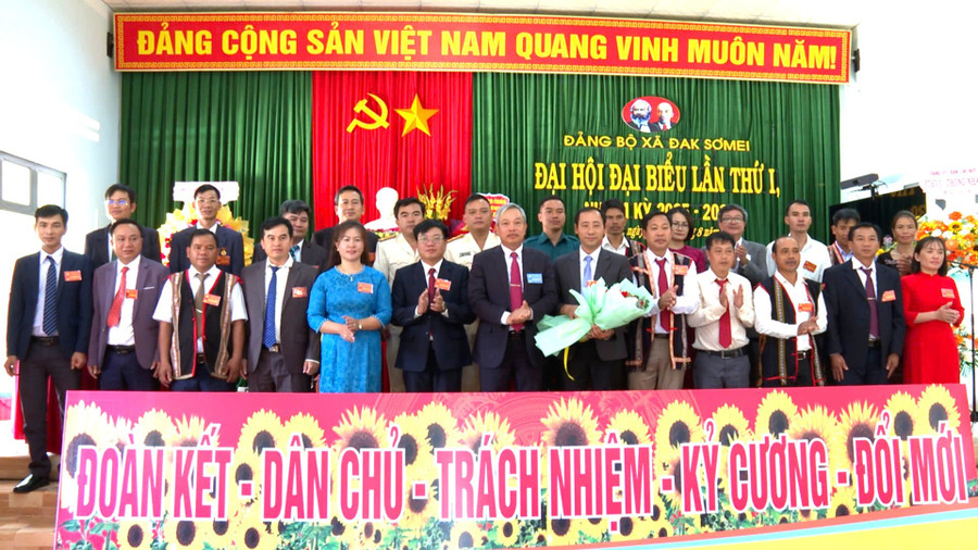 Ban Chấp hành Đảng bộ xã Đak Sơmei khóa I ra mắt nhận nhiệm vụ. Ảnh: Quốc Toản hinh-anh-dong-chi-dang-vinh-son-truong-ban-noi-chinh-tinh-uy-tang-hoa-chuc-mung-ban-chap-hanh-dang-bo-xa-dak-somei-nhiem-ky-2025-2030-1.jpg