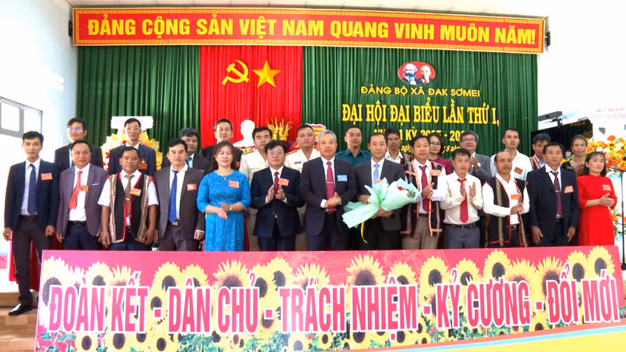 hinh-anh-dong-chi-dang-vinh-son-truong-ban-noi-chinh-tinh-uy-tang-hoa-chuc-mung-ban-chap-hanh-dang-bo-xa-dak-somei-nhiem-ky-2025-2030-1.jpg