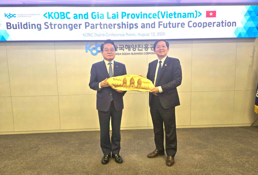 Bí thư Tỉnh ủy Gia Lai Hồ Quốc Dũng (bìa phải) tặng quà lưu niệm cho lãnh đạo KOBC. Ảnh: Trung tâm xúc tiến đầu tư tỉnh a1-hq.jpg