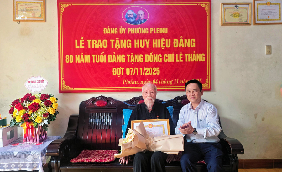 dong-chi-nguyen-xuan-phuoc-tinh-uy-vien-bi-thu-dang-uy-chu-tich-hdnd-phuong-pleiku-trao-huy-hieu-80-nam-tuoi-dang-cho-dong-chi-le-thang.jpg