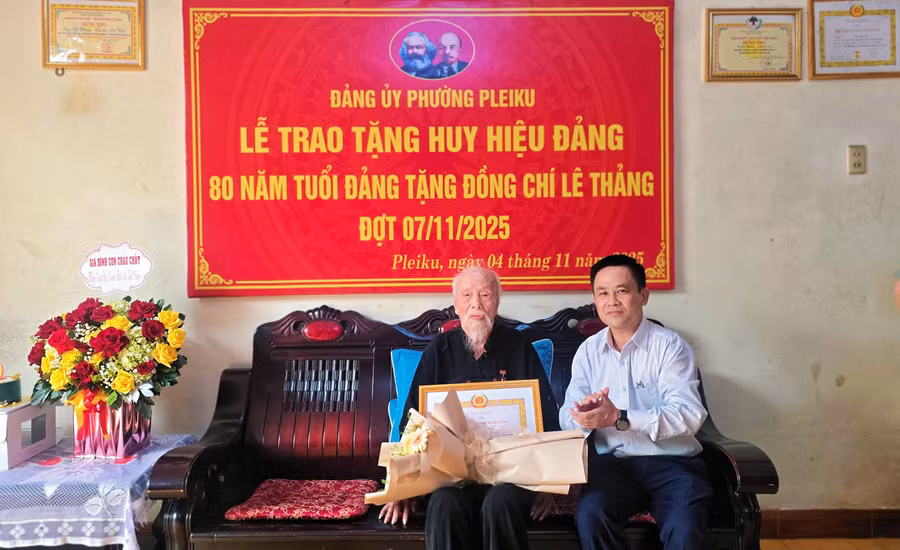 dong-chi-nguyen-xuan-phuoc-tinh-uy-vien-bi-thu-dang-uy-chu-tich-hdnd-phuong-pleiku-trao-huy-hieu-80-nam-tuoi-dang-cho-dong-chi-le-thang.jpg