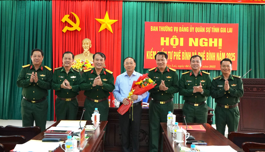 ban-thuong-vu-dang-uy-quan-khu-5-tang-hoa-chuc-mung-dong-chi-thai-dai-ngoc-uy-vien-trung-uong-dang-bi-thu-tinh-uy-giu-chuc-bi-thu-dang-uy-quan-su-tinh-gia-lai.jpg