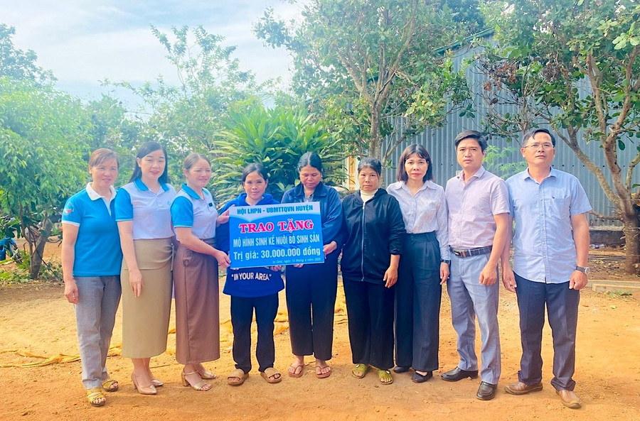 Hội LHPN huyện Ia Grai và lãnh đạo địa phương trao bảng tượng trưng tặng bò cho 3 hội viên phụ nữ xã Ia Hrung. Ảnh: Phan Thương hoi-lhpn-huyen-va-lanh-dao-dia-phuong-trao-bang-tuong-trung-tang-bo-cho-03-hoi-vien-phu-nu-xa-ia-hrung-huyen-ia-grai-anh-phan-thuong-1.jpg