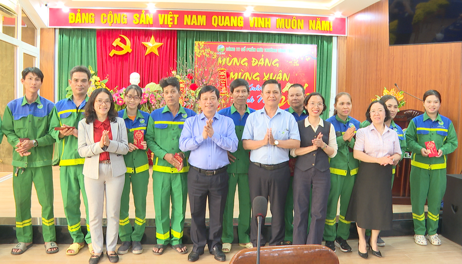pho-chu-tich-thuong-truc-ubnd-tinh-nguyen-tuan-thanh-tham-tang-qua-tet-tai-cong-ty-cp-moi-truong-binh-dinh.png