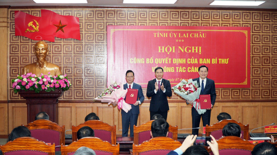 trao-cac-quyet-dinh-cua-ban-bi-thu-cho-2-dong-chi-tan-pho-bi-thu-tinh-uy-lai-chau-nguyen-tuan-anh-va-nguyen-ngoc-vinh.jpg