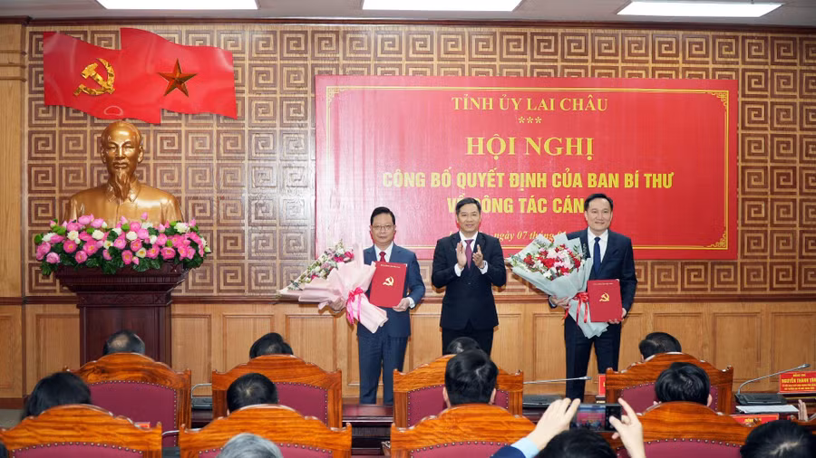trao-cac-quyet-dinh-cua-ban-bi-thu-cho-2-dong-chi-tan-pho-bi-thu-tinh-uy-lai-chau-nguyen-tuan-anh-va-nguyen-ngoc-vinh.jpg