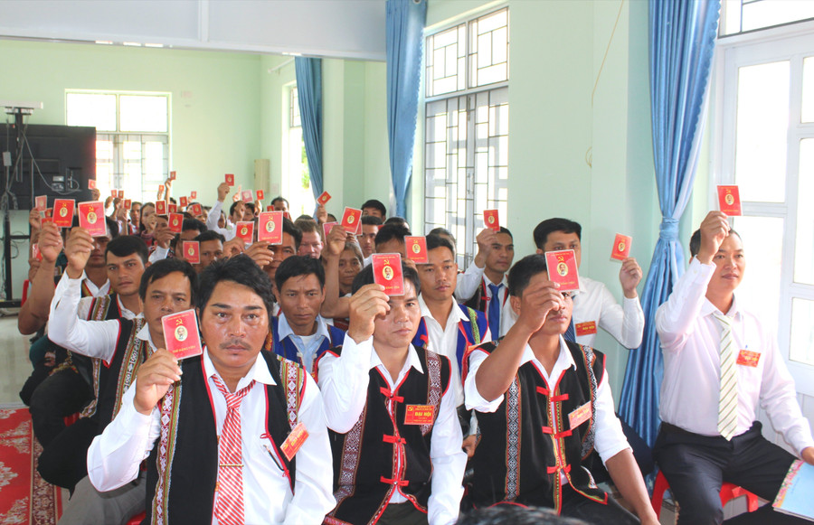 Các đại biểu biểu quyết thông qua Nghị quyết Đại hội. Ảnh: N.H a4.jpg