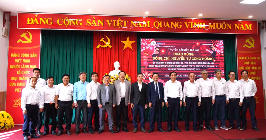 a4-pct-nguyen-tu-cong-hoang-chup-anh-luu-niem-cung-lanh-dao-truyen-tai-dien-gia-lai.jpg