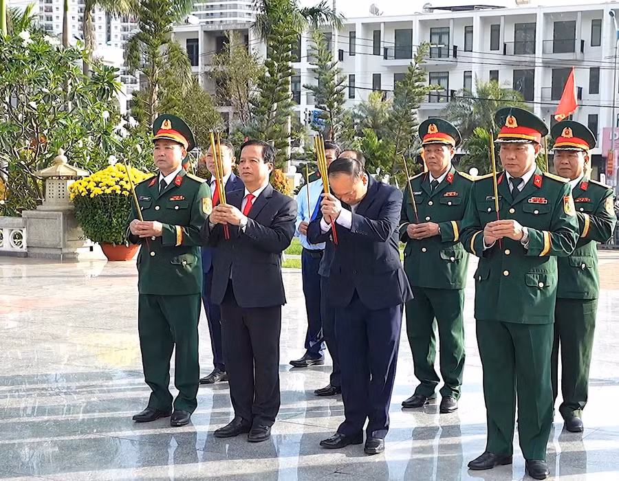 lanh-dao-tinh-dang-huong-nghia-trang-liet-si-quy-nhon.jpg