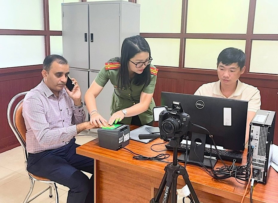 Việc bố trí điểm cấp tài khoản định danh mức độ 2 tại trung tâm khu vực phía Tây tỉnh nhằm tạo thuận lợi cho người nước ngoài. Ảnh: N.L 97c03888-76b2-47b7-9373-39b8d75a2568.jpg