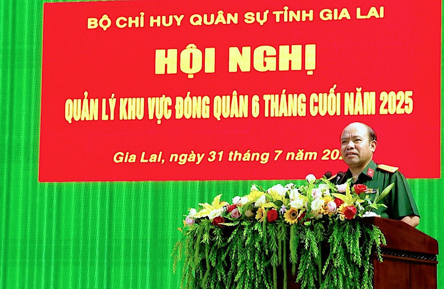 Đại tá Đinh Văn Thê-Phó Chỉ huy trưởng, kiêm Tham mưu trưởng Bộ CHQS tỉnh phát biểu tại hội nghị. Ảnh: T.P hinh-3.jpg