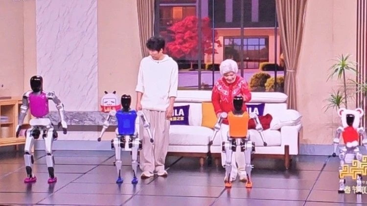 songyan-dua-robot-len-mot-man-kich-tren-san-khau.jpg