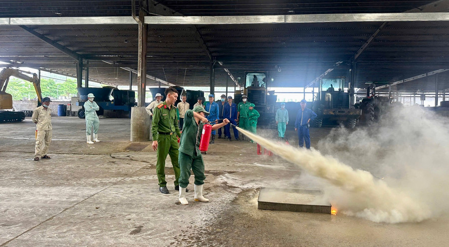 Lực lượng Cảnh sát PCCC và cứu nạn cứu hộ (Công an tỉnh) hướng dẫn công nhân của Trang trại bò sữa Bình Định cách sử dụng bình chữa cháy cầm tay. Ảnh: K.A dd1ec4a6-9a26-4d84-b2bb-2eeb9e314512.jpg