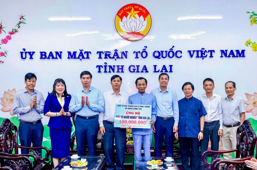 Hiệp Sĩ Đại Thánh giá Lê Đức Thịnh trao tiền ủng hộ Quỹ "Vì người nghèo" tại Ủy ban MTTQ Việt Nam tỉnh Gia Lai. Ảnh: Bình Dương img-4111.jpg