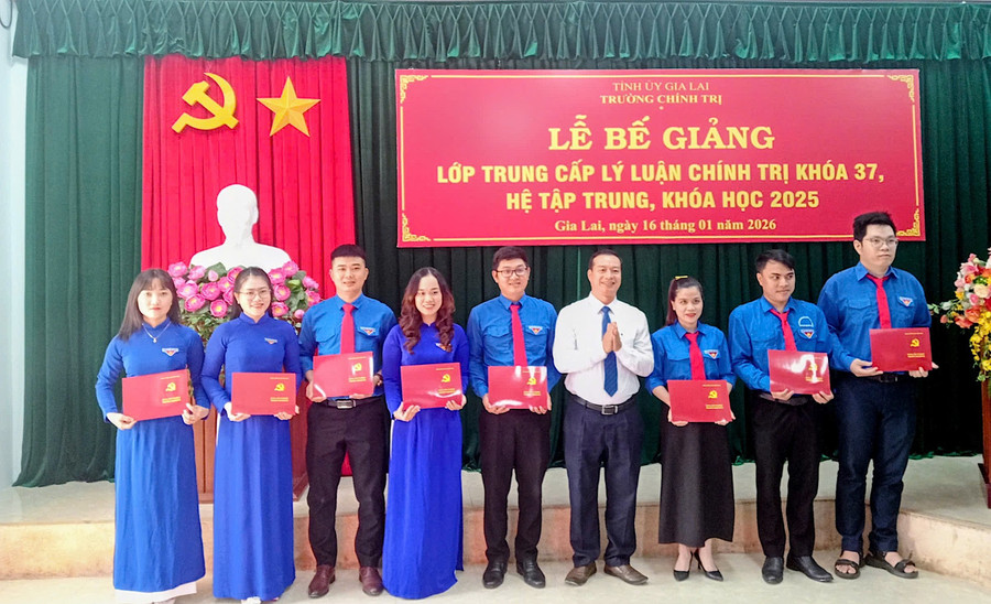 truong-chinh-tri-tinh-gia-lai-be-giang-lop-trung-cap-ly-luan-chinh-tri-khoa-37.jpg