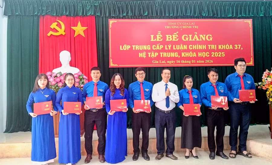 truong-chinh-tri-tinh-gia-lai-be-giang-lop-trung-cap-ly-luan-chinh-tri-khoa-37.jpg