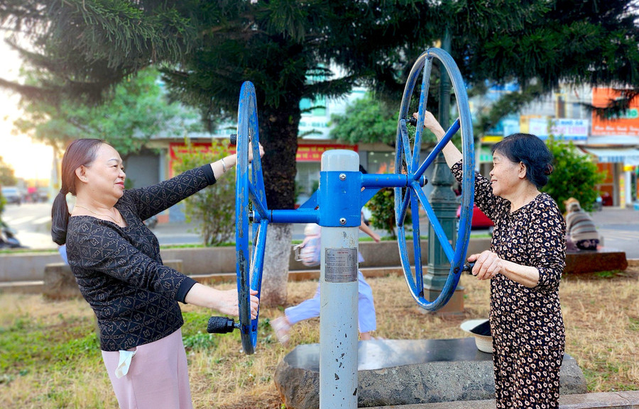 Tập thể dục thường xuyên là một trong những thói quen giúp tươi trẻ, khỏe mạnh. Ảnh: M.T nguoi-dan-tap-the-duc-tai-cong-vien-kpa-klong-phuong-hoi-thuong-tp-pleiku-anh-moc-tra.jpg