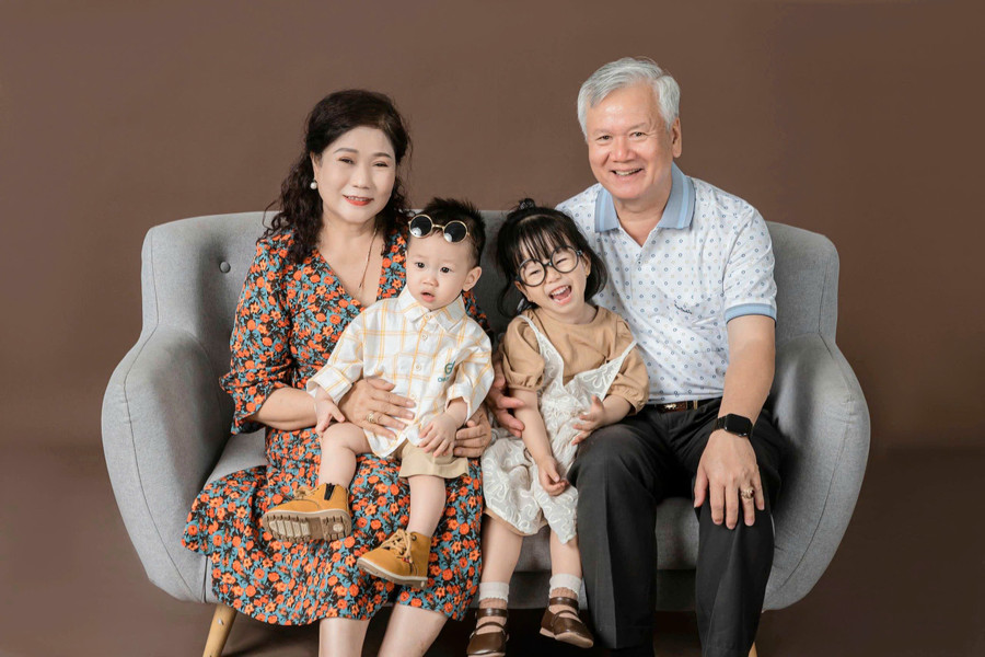 Nhiều nghiên cứu chứng minh việc sống chung với cháu có thể giúp người già giữ được trái tim khỏe mạnh, trẻ trung. Ảnh: M.T z6593049704281-c199c804a78f2f281d69c8f6c0f565a4.jpg