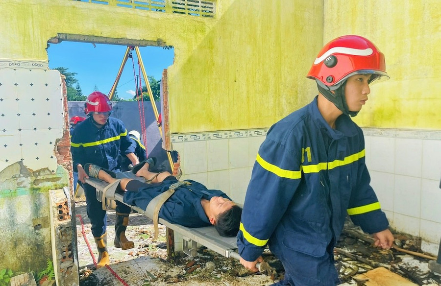 Cuộc diễn tập giúp lực lượng chức năng và người dân trải nghiệm thực tế qua các tình huống cụ thể, có kinh nghiệm xử lý khi sự cố xảy ra. Ảnh: B.B buoi-dien-tap-nham-muc-dich-de-luc-luong-chuc-nang-nguoi-dan-trai-nghiem-thuc-te-qua-cac-tinh-huong-cu-the-co-kinh-nghiem-xu-ly-khi-su-co-xay-ra-baogialai.jpg