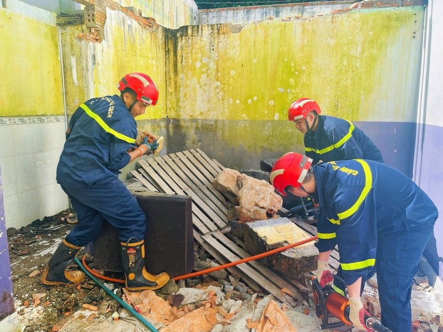 Lực lượng Cảnh sát PCCC&CNCH sử dụng các phương tiện tìm kiếm, cứu hộ xử lý sự cố. Ảnh: Bá Bính luc-luong-canh-sat-pccc-va-cnch-cong-an-tinh-gia-lai-su-dung-cac-phuong-tien-tim-kiem-cuu-ho-xu-ly-su-co-baogialai.jpg