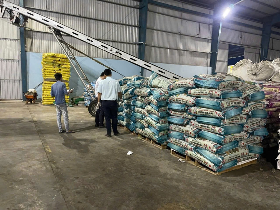 Cơ quan chức năng khám xét 1 kho hàng phân bón liên quan trong vụ án bắt giam 2 vợ chồng lập 9 công ty sản xuất, tiêu thụ phân bón giả vào tháng 1-2025. Ảnh/Nguồn: thanhnien.vn z6701132627891-5585d63cdd8a20d85fb65e89b81edd08.jpg