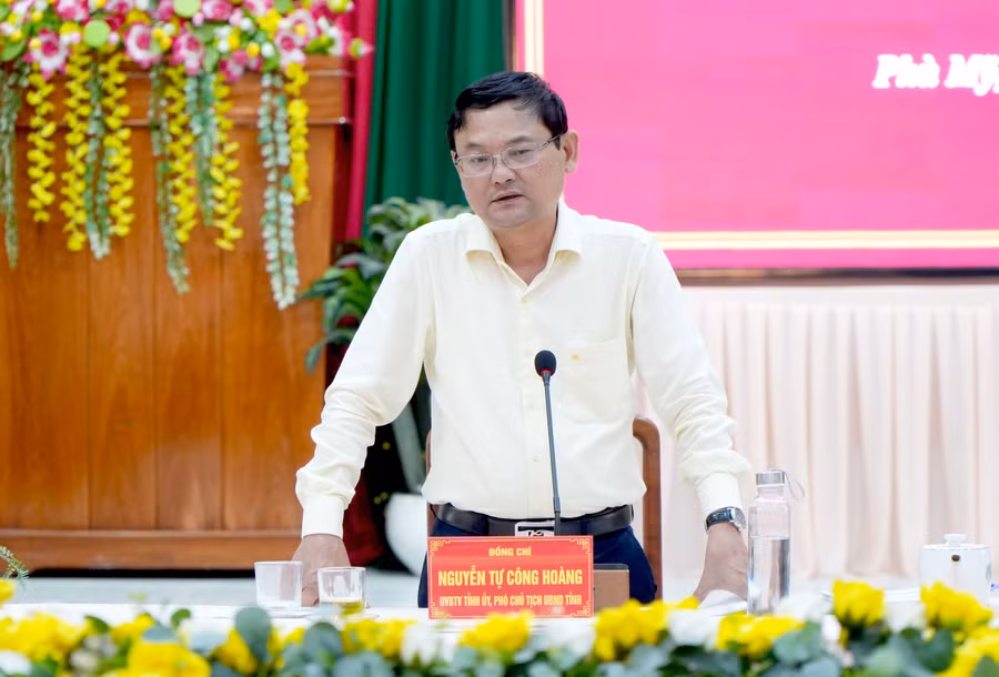 Phó Chủ tịch UBND tỉnh Nguyễn Tự Công Hoàng phát biểu chỉ đạo tại buổi làm việc với các xã khu vực Phù Mỹ. Ảnh: Dũng Nhân