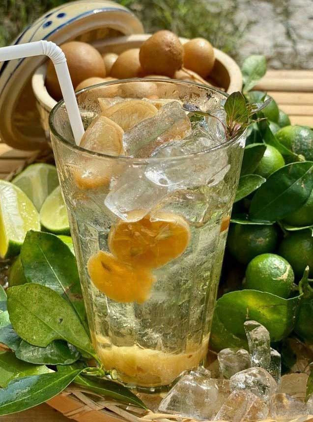 Những người có tiền sử đau dạ dày nên thận trọng khi uống chanh muối. Ảnh: Internet