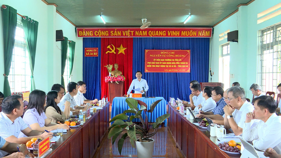Đồng chí Nguyễn Tự Công Hoàng-Ủy viên Ban Thường vụ Tỉnh ủy, Phó Chủ tịch UBND tỉnh làm việc tại xã Ia Ko. Ảnh: Huy Toàn dong-chi-nguyen-tu-cong-hoang-uy-vien-btv-tinh-uy-pho-chu-tich-ubnd-tinh-lam-viec-tai-xa-ia-ko.jpg