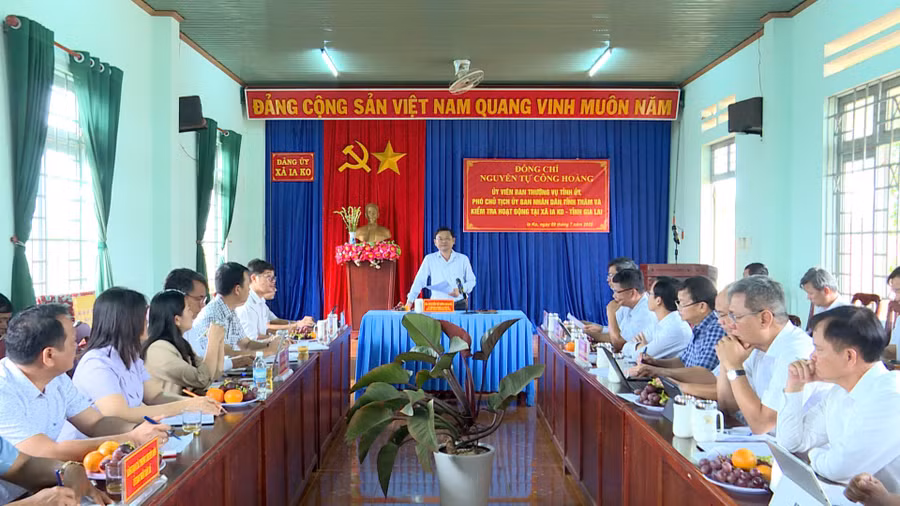 dong-chi-nguyen-tu-cong-hoang-uy-vien-btv-tinh-uy-pho-chu-tich-ubnd-tinh-lam-viec-tai-xa-ia-ko.jpg