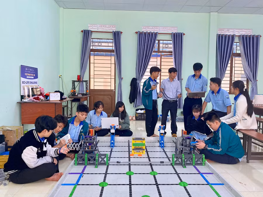 hoc-sinh-truong-thpt-chi-lang-tp-pleiku-tham-gia-sinh-hoat-cau-lac-bo-stem-robotics-anh-moc-tra.jpg