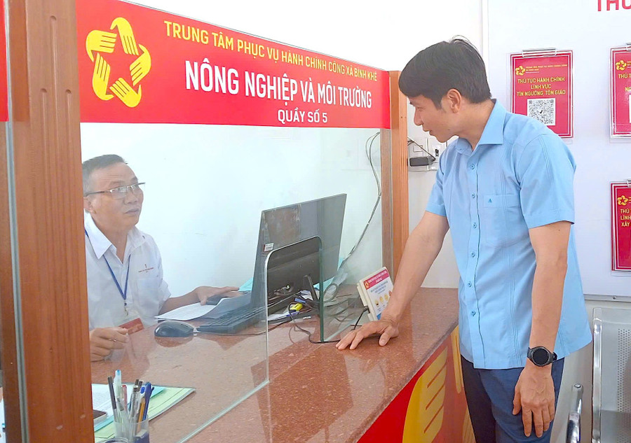 Phó Bí thư Tỉnh ủy Nguyễn Ngọc Lương (bìa phải) trò chuyện với cán bộ làm việc tại Trung tâm Phục vụ hành chính công xã Bình Khê. Ảnh: Xuân Định z6785795004870-7262d2168d08ab10546e72fc9e5e2671.jpg