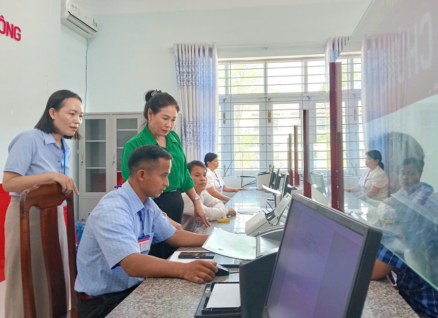 Phó Chủ tịch HĐND tỉnh Huỳnh Thúy Vân kiểm tra tại Trung tâm Phục vụ hành chính công xã An Vinh. Ảnh: Ngô Sương anh-2-4263.jpg