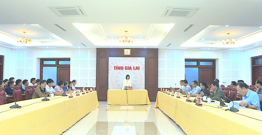 Quang cảnh buổi làm việc. Ảnh: Ksor Tuối 1-8212.jpg