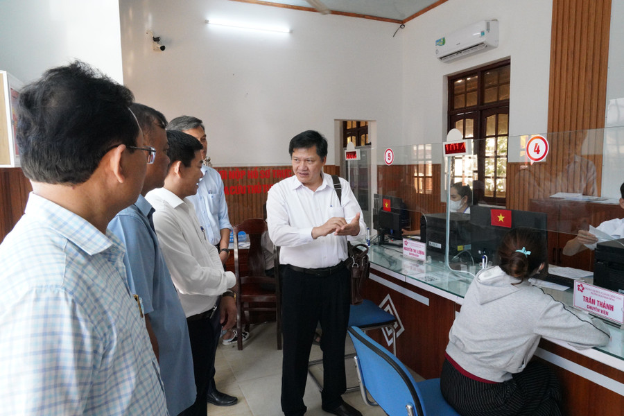 Phó Chủ tịch Thường trực HĐND tỉnh Trương Văn Đạt (thứ 2 từ phải sang) kiểm tra hoạt động tại Trung tâm Phục vụ hành chính công của phường Hoài Nhơn Đông. Ảnh: N.H a-3.jpg