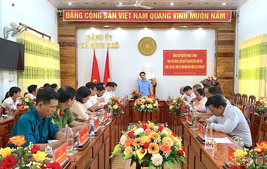 Đồng chí Nguyễn Ngọc Lương-Phó Bí thư Tỉnh ủy, Chủ tịch Ủy ban MTTQ Việt Nam tỉnh làm việc tại xã Bình Khê. Ảnh: Xuân Định z6785793746002-f55637dbbdcda5ae2a36c2a7c10f8e28.jpg