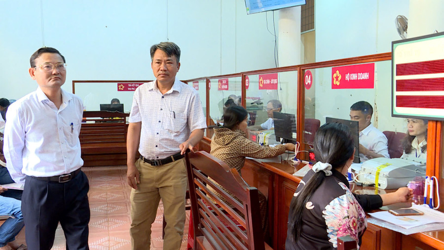 Phó Chủ tịch UBND tỉnh Nguyễn Tự Công Hoàng (bìa trái) kiểm tra tình hình thực hiện nhiệm vụ tại Trung tâm Phục vụ hành chính công xã Chư Sê. Ảnh: Huy Toàn dong-chi-pho-chu-tich-ubnd-tinh-nguyen-tu-cong-hoang-tham-lam-viec-tai-trung-tam-phuc-vu-hanh-chinh-cong-xa-chu-se.jpg
