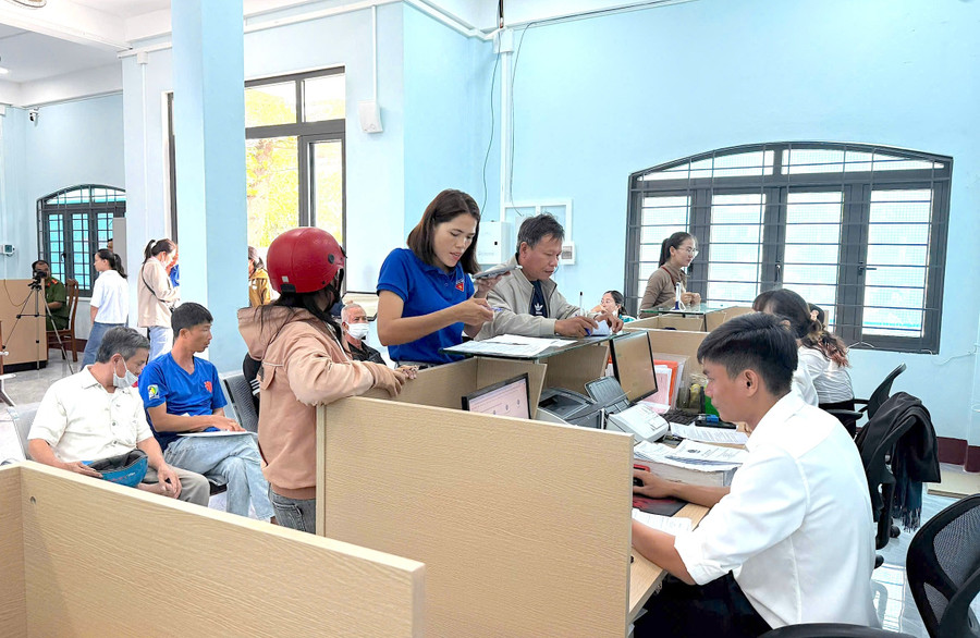 Người dân đến giải quyết thủ tục hành chính tại Trung tâm Phục vụ hành chính công xã Phú Túc (cơ sở 1). Ảnh: Đức Mạo 1-1.jpg