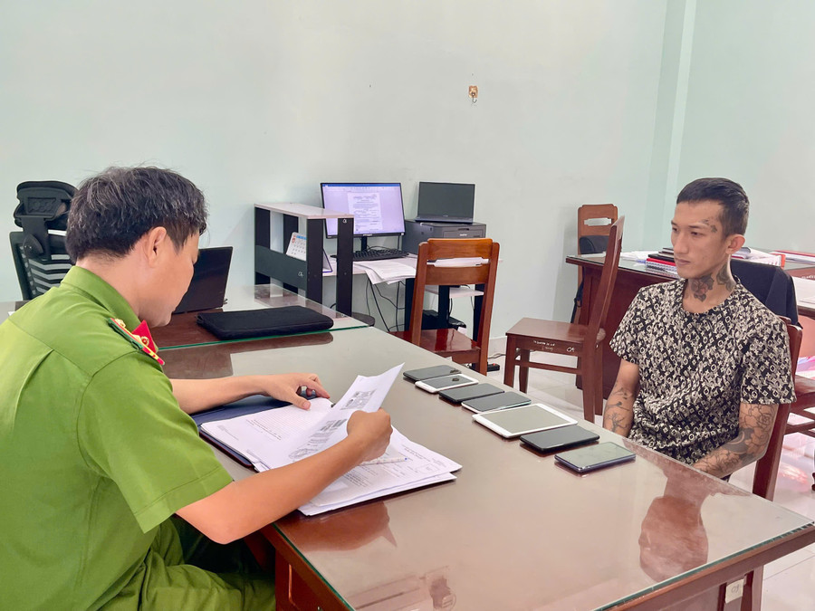 Đối tượng Lê Phước Khải tại cơ quan Công an. Ảnh: NVCC doi-tuong-le-phuoc-khai-tai-co-quan-cong-an.jpg