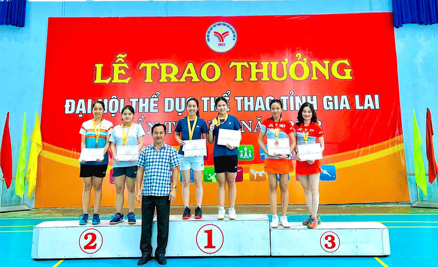 Trước khi đến với Pickleball, Hà Tiểu Nhi (thứ 3 từ phải sang) từng là tay vợt xuất sắc ở môn cầu lông. Ảnh: Anh Tuấn z7073689066127-e014af4ef1baa37be292b9923266bb7a.jpg