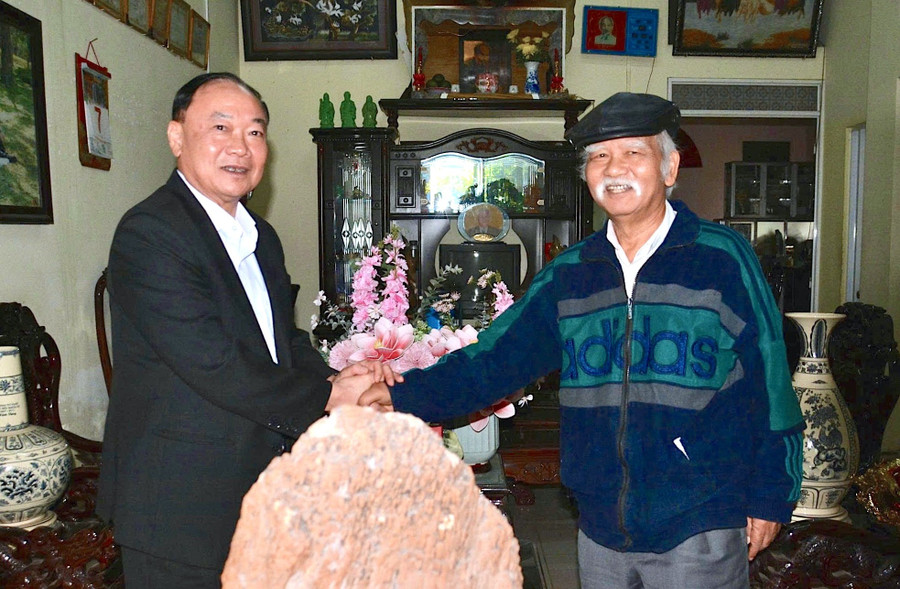 Provinspartisekretær Thai Dai Ngoc (venstre forside) besøker kamerat Ksor Phuoc – tidligere medlem av partiets sentralkomité, tidligere medlem av nasjonalforsamlingens stående komité, tidligere leder av nasjonalforsamlingens etniske råd, tidligere sekretær for den tidligere Gia Lai provinsielle partikomiteen. Foto: Minh Phuong bi-thu-tinh-uy-thai-dai-ngoc-tham-tang-qua-dong-chi-ksor-phuoc-nguyen-bi-thu-tinh-uy-gia-lai-cu.jpg