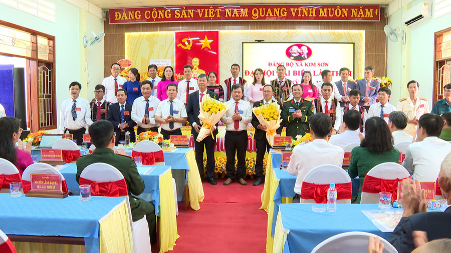 Ban Chấp hành Đảng bộ xã Kim Sơn nhiệm kỳ 2025-2030 ra mắt nhận nhiệm vụ. Ảnh: H.H 84e14121-5fdb-41b3-b41a-add2a2cb8a64.jpg