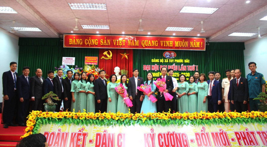 Ban Chấp hành Đảng bộ xã Tuy Phước Bắc nhiệm kỳ 2025-2030 ra mắt nhận nhiệm vụ. Ảnh: N.H 5.jpg