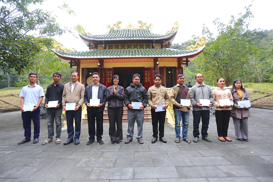 Phó Chủ tịch UBND tỉnh Nguyễn Thị Thanh Lịch tặng quà cho 10 làng tại xã Krong. Ảnh: Văn Ngọc