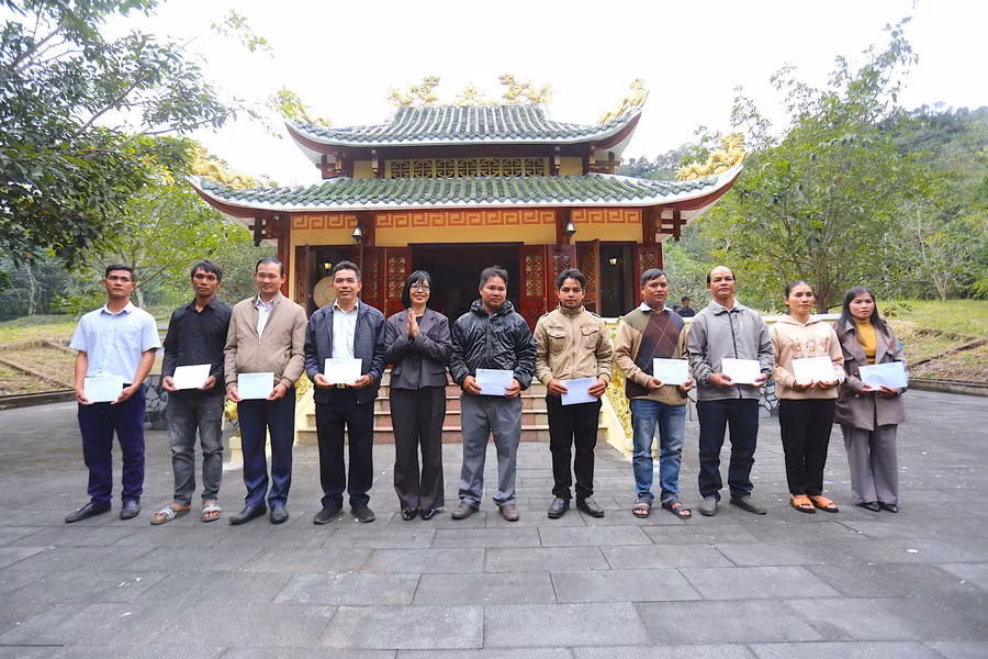 Phó Chủ tịch UBND tỉnh Nguyễn Thị Thanh Lịch tặng quà cho 10 làng tại xã Krong. Ảnh: Văn Ngọc