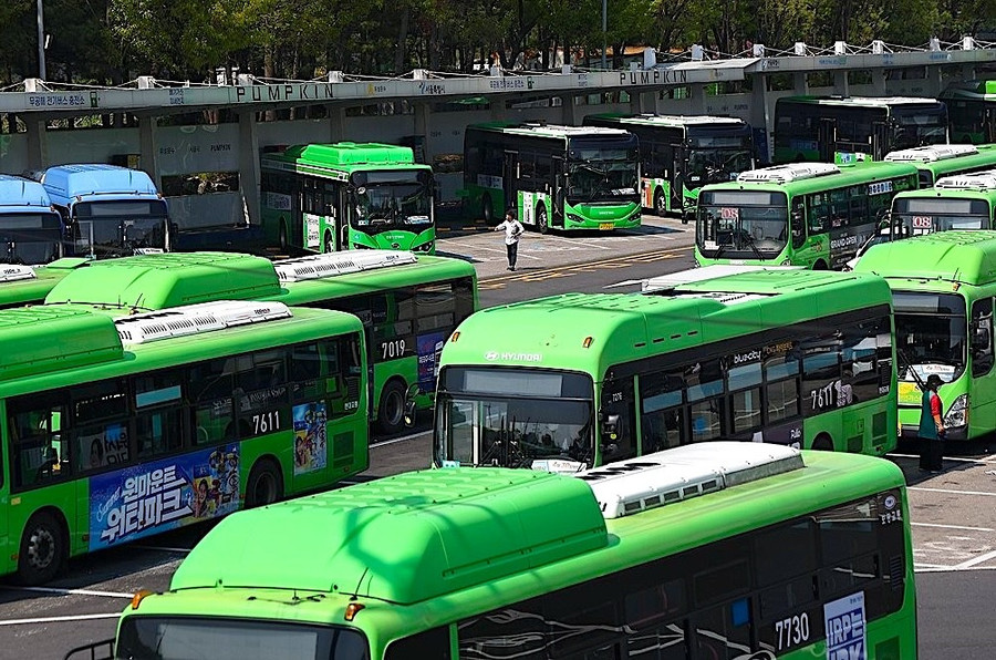 Xe buýt đỗ tại một bãi đỗ xe ở Seoul vào ngày 29-4-2025, trong bối cảnh các cuộc đàm phán về tiền lương đang diễn ra. Ảnh: Yonhap aen20250430001500315-02-i-p4.jpg