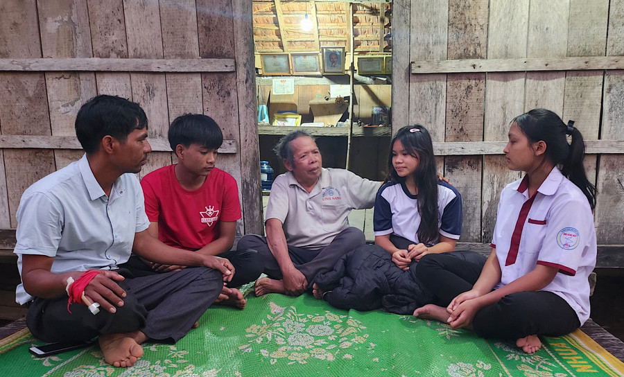 Ông Đinh Văn Tớp (thứ 3 từ phải sang)-người có uy tín của làng Mơ Hra-Đáp (xã Kông Lơng Khơng, huyện Kbang) trò chuyện với thanh-thiếu niên trong làng. Ảnh: M.T 2.jpg