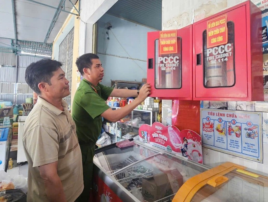Cán bộ Công an xã Tơ Tung (huyện Kbang) kiểm tra điểm chữa cháy công cộng tại làng Nam Cao. Ảnh: R.H 11.jpg