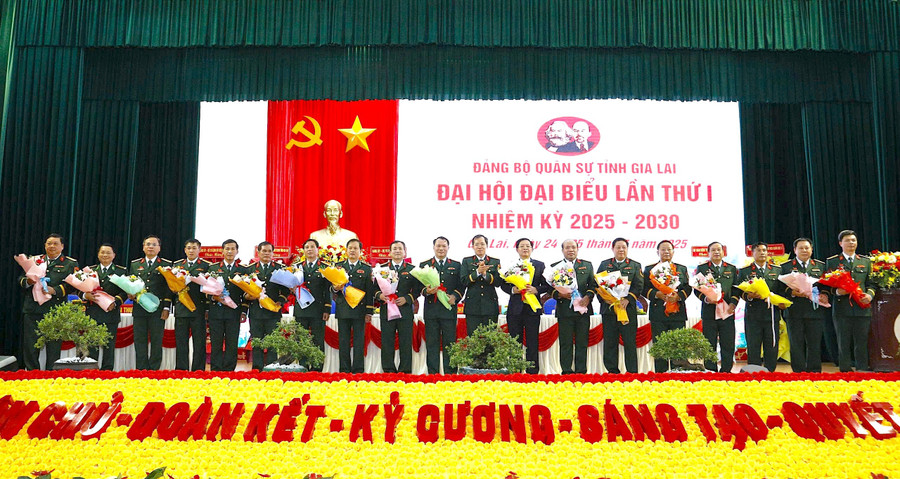 Ban Chấp hành Đảng bộ Quân sự tỉnh Gia Lai nhiệm kỳ 2025-2030 ra mắt tại Đại hội. Ảnh: Hồng Phúc z6840492599182-4767eb67eb9bc398ecb6d5c6b313b3fd.jpg